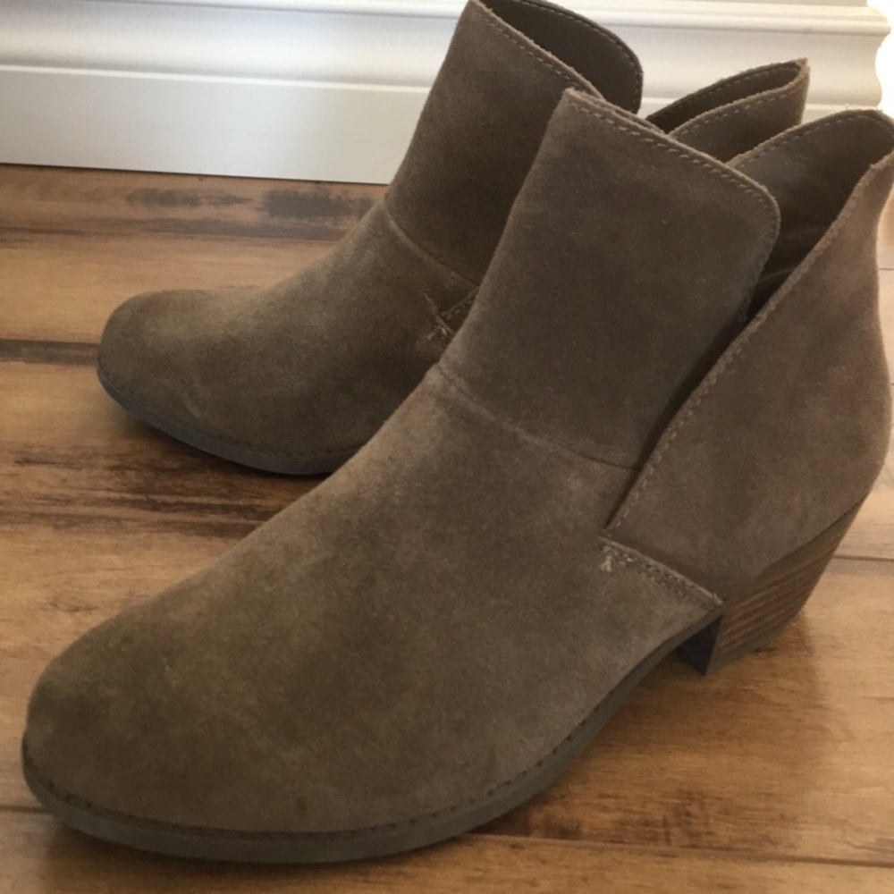 Me Too Taupe Zale boot 7M